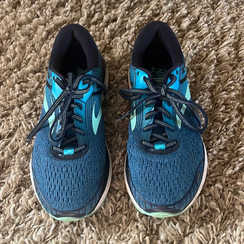 Like new Brooks woman’s tennis shoes size 9
